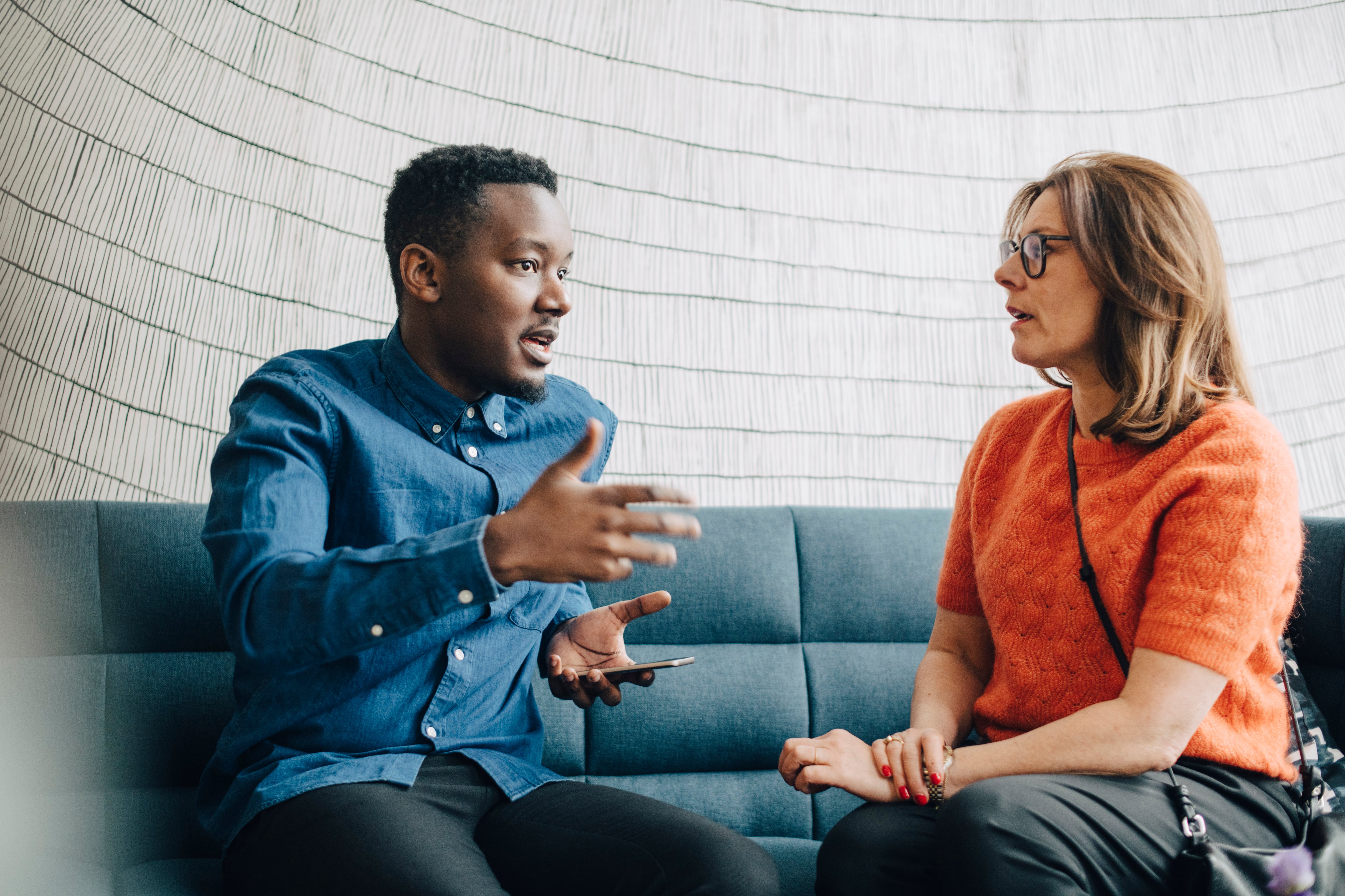Un hombre y una mujer hablando. (Foto: Getty Images)
