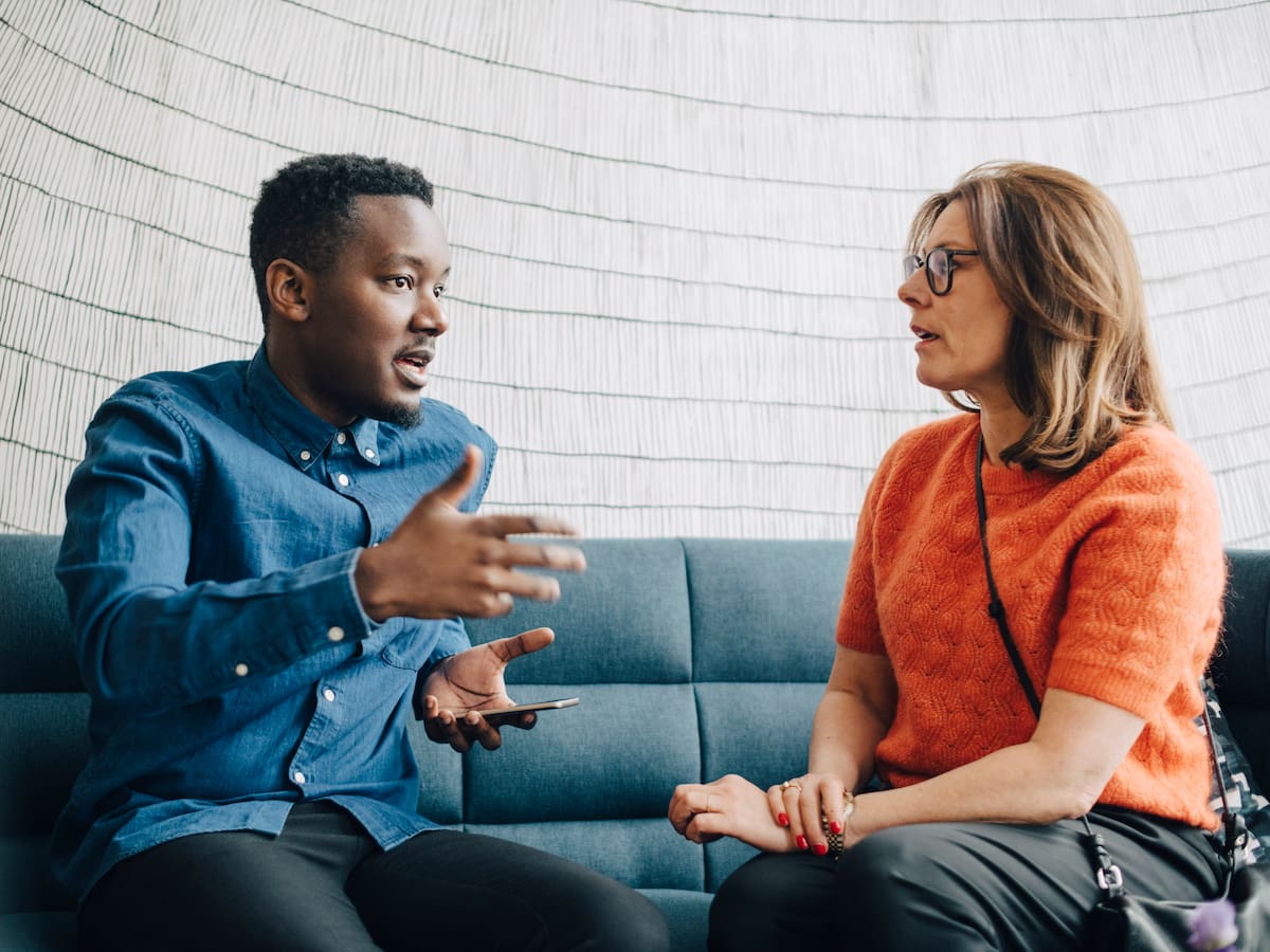 Qué significa desviar la mirada al hablar: psicólogos explican