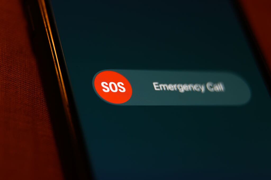 En esta fotografía ilustrativa tomada en Cracovia, Polonia, se muestra el letrero de llamada de emergencia SOS en la pantalla de un teléfono. (Foto de Jakub Porzycki/NurPhoto vía Getty Images)