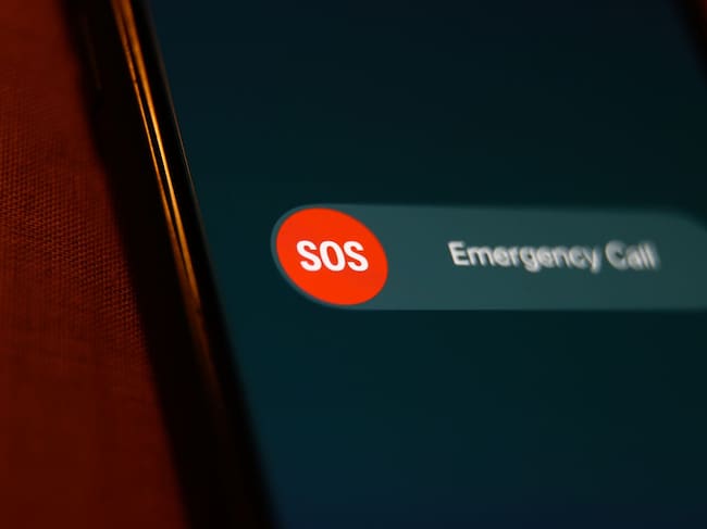 En esta fotografía ilustrativa tomada en Cracovia, Polonia, se muestra el letrero de llamada de emergencia SOS en la pantalla de un teléfono. (Foto de Jakub Porzycki/NurPhoto vía Getty Images)