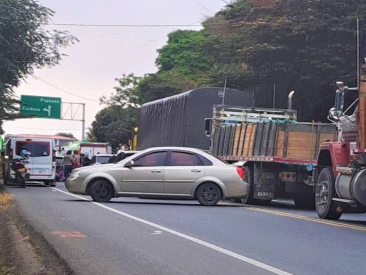 Jóvenes indígenas protestan con bloqueos en la vía Panamericana en Cauca