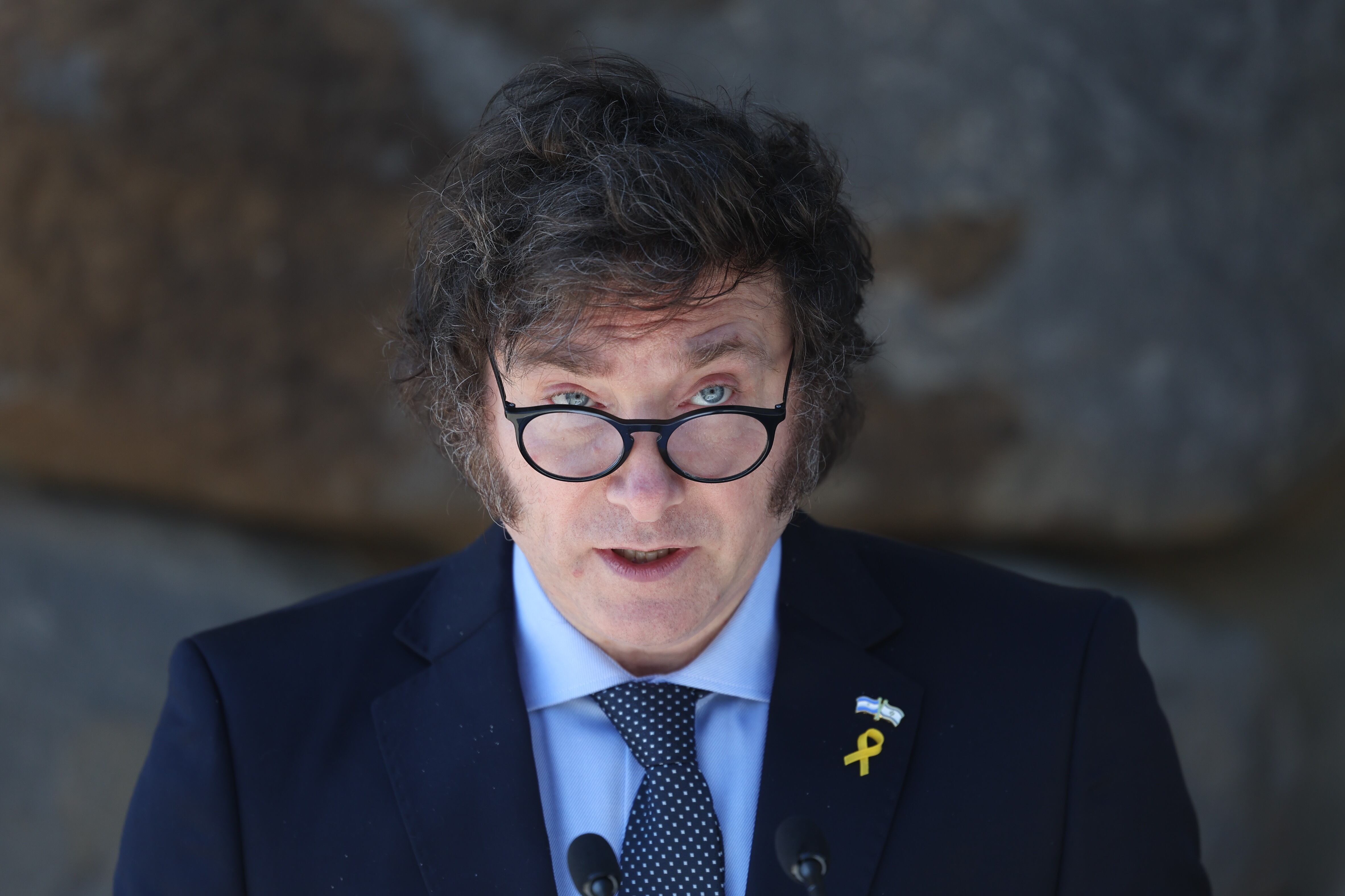 Jerusalem (Ó-), 07/02/2024.- Argentinian President Javier Milei delivers a speech at the Yad Vashem Holocaust memorial museum in Jerusalem, 07 February 2024. Milei is on an official visit, the first as President of Argentina, to meet with Israeli Prime Minister Benjamin Netanyahu and attend commemorative events for the Oct 7 Hamas attacks. (Jerusalén) EFE/EPA/ABIR SULTAN