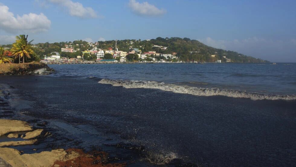 Vista del derrame de petróleo en la isla trinitense de Tobago, © Clement Williams / AFP