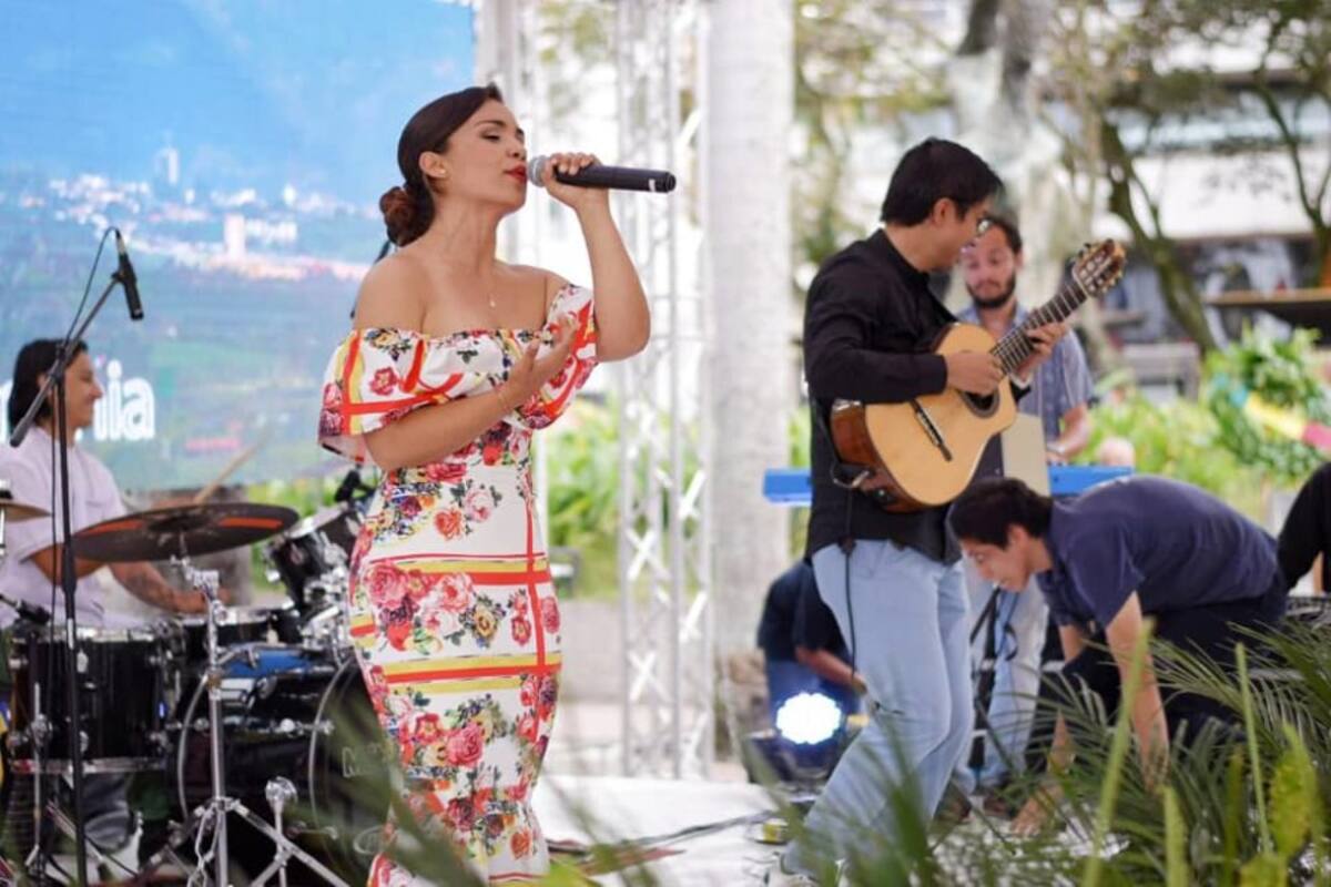 Jesica Jaramillo interpretando música del Quindío