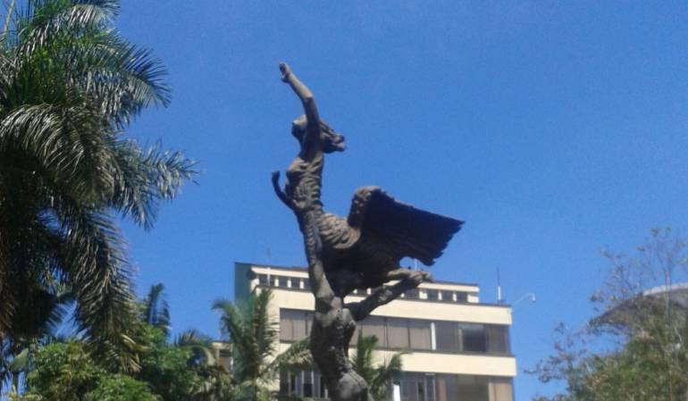 Desde las 5:20AM hasta las 9:00AM Toda la información local en Caracol Radio