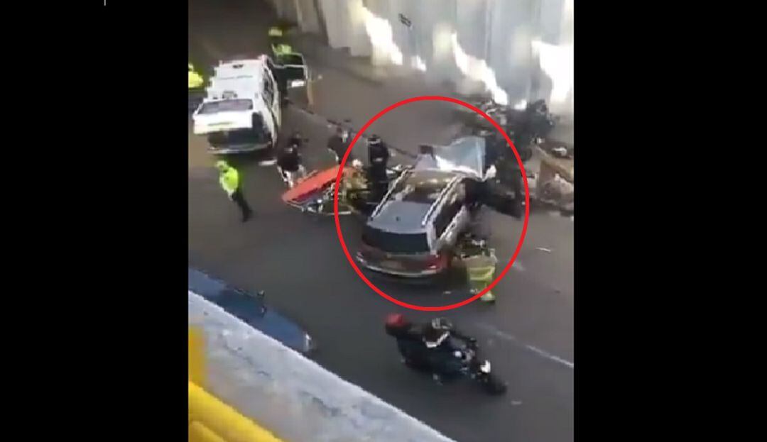 Carro cayó del deprimido de la calle 94 en Bogotá
