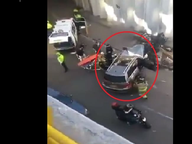 Carro cayó del deprimido de la calle 94 en Bogotá
