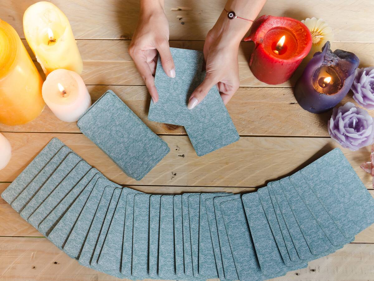 ‘Tus cuatro reinos sagrados’, un viaje por los arcanos menores y las figuras de la corte