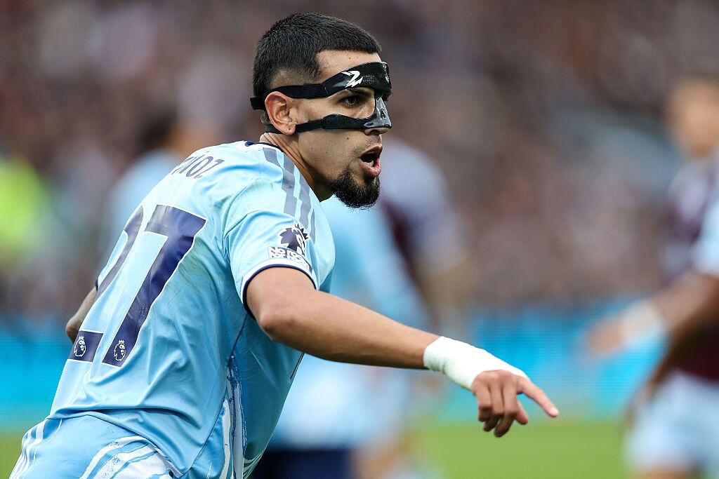 Daniel Muñoz, gran figura del Nottingham Forest en la victoria sobre Aston Villa por Premier League. (Photo by Charlotte Wilson/Offside/Offside via Getty Images)