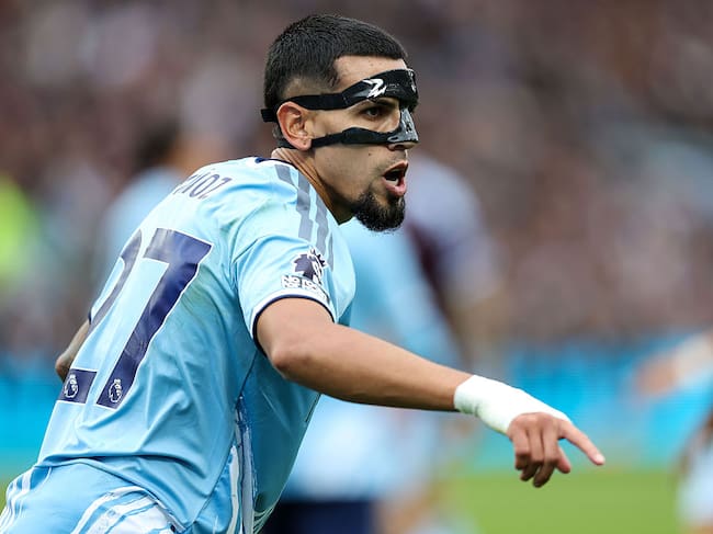 Daniel Muñoz, gran figura del Nottingham Forest en la victoria sobre Aston Villa por Premier League. (Photo by Charlotte Wilson/Offside/Offside via Getty Images)