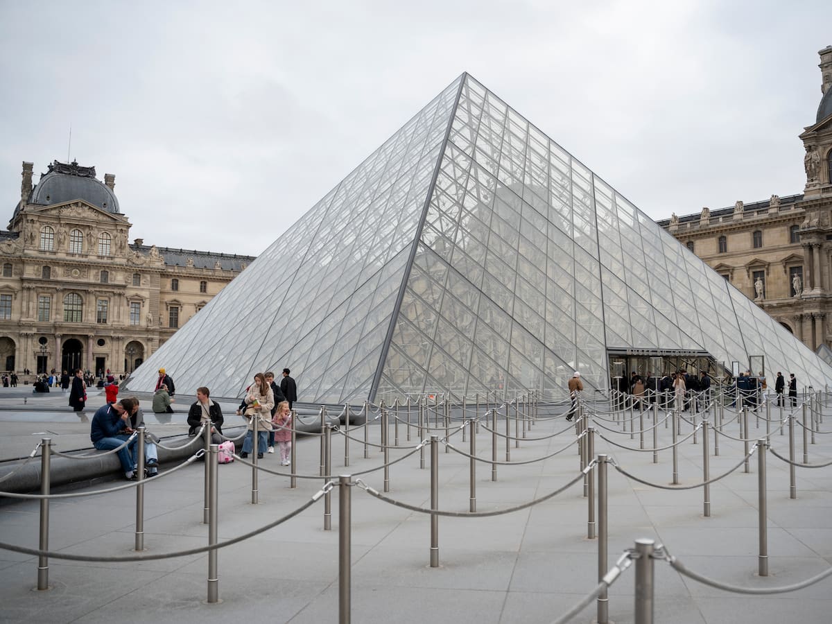 Centenares de documentos dañados por una fuga de agua en el museo del Louvre