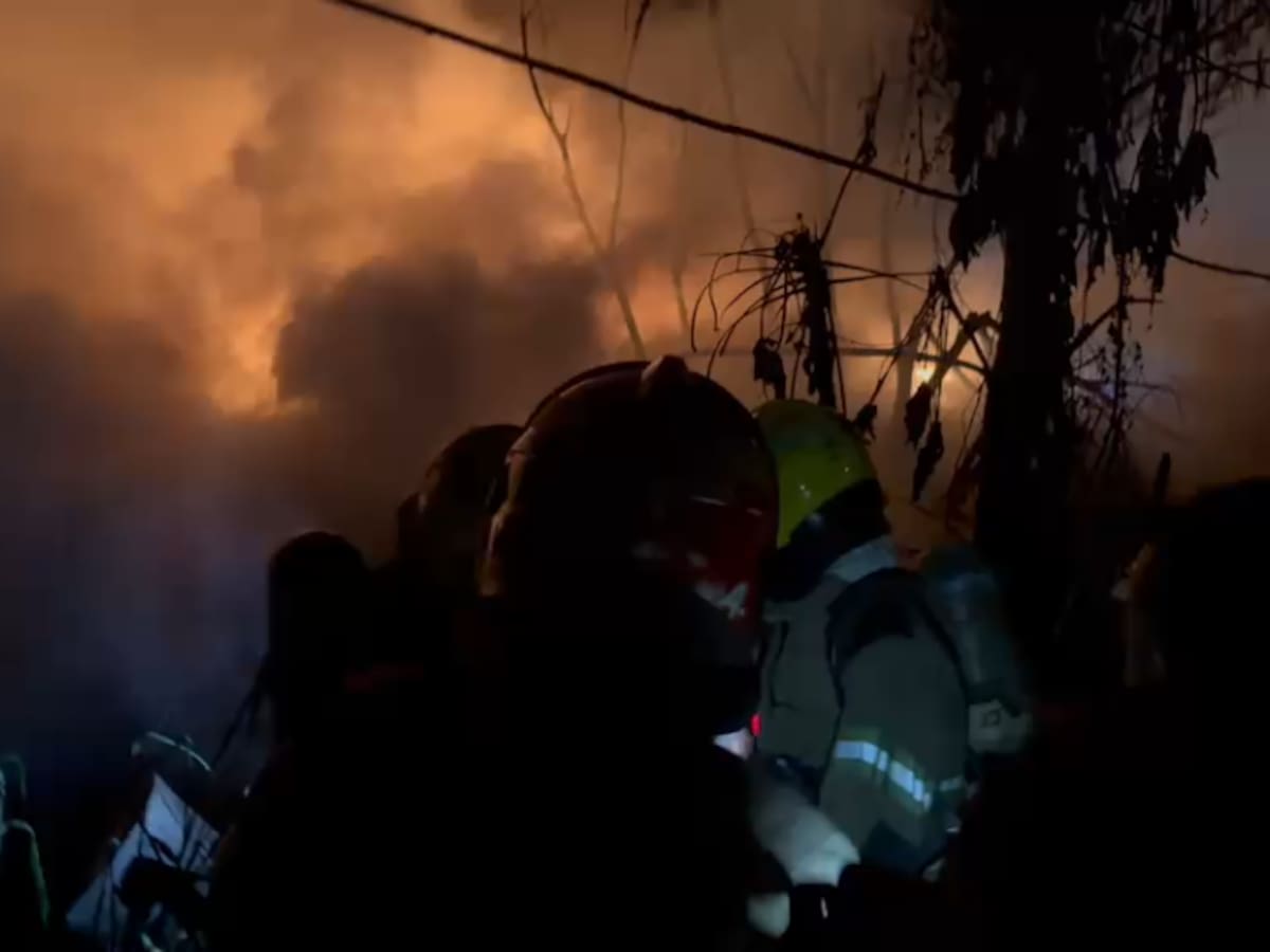 Bomberos en Cali atienden incendio en el oriente, viviendas y bodegas resultaron afectadas