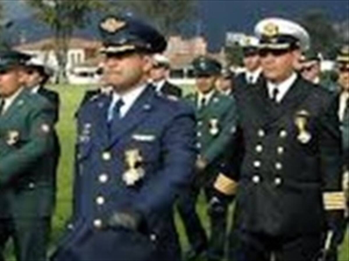 En medio de críticas del Polo se aprueban ascensos militares