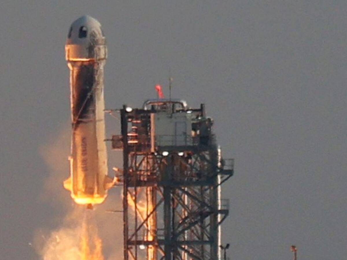 Bezos vuelve a tierra tras alcanzar el espacio en cohete de Blue Origin