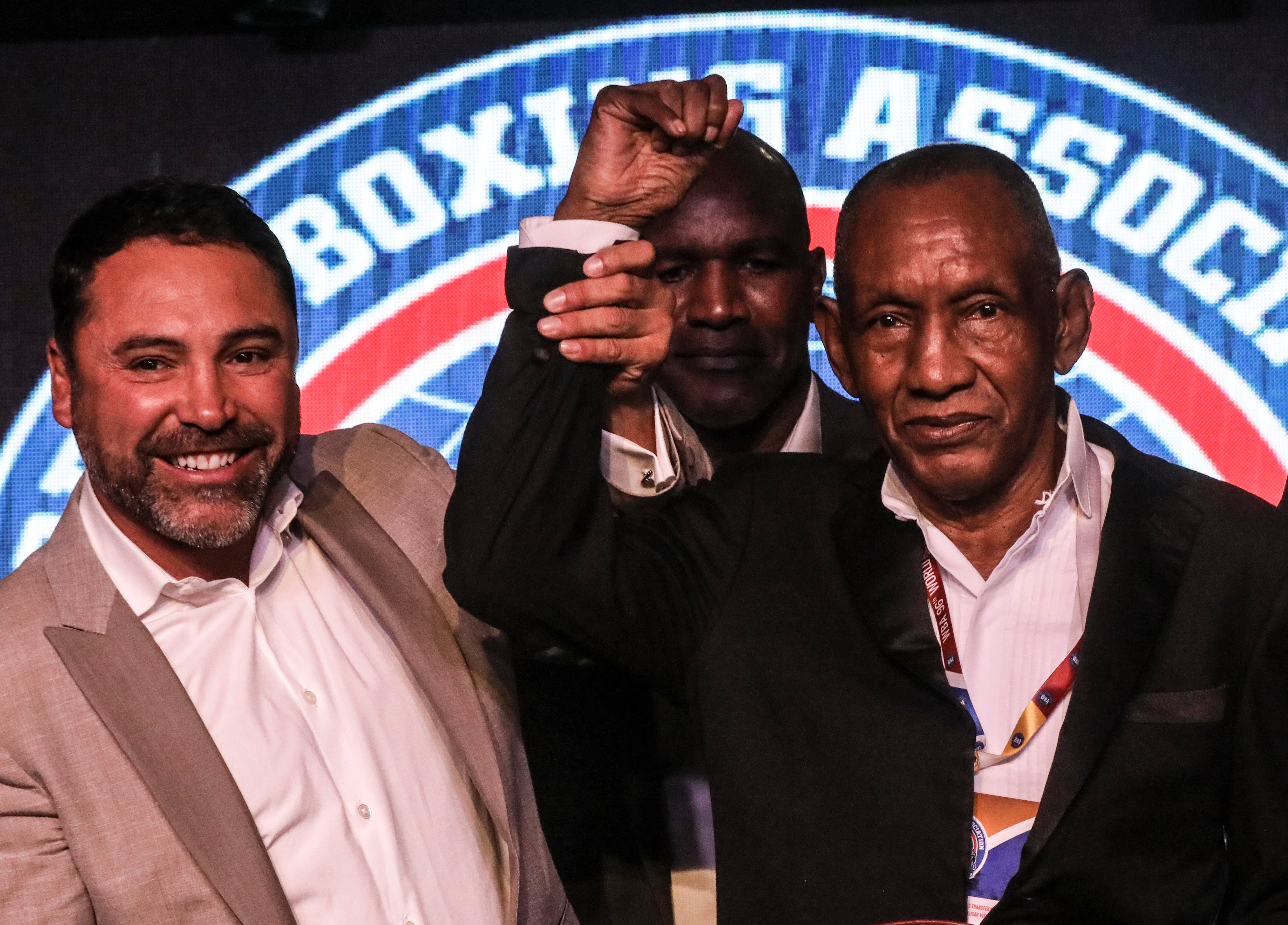 Oscar de la Hoya, Evander Hollyfield y Antonio Cervantes "Kid" Pambele en la 96° Gala del  World Boxing Association Convention en  Medellin 2017 (Photo credit should read JOAQUIN SARMIENTO/AFP via Getty Images)