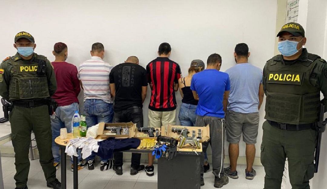 Captura de jóvenes con implementos para bombas molotov