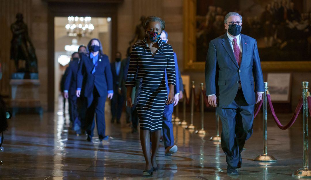 La secretaria de la Cámara baja, Cheryl Johnson, momentos antes de entregar al Senado los artículos de juicio político a Donald Trump.