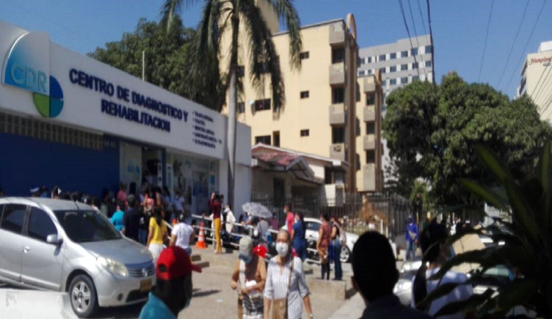 Filas a pleno sol en las afueras de la IPS Centro de Diagnóstico y Rehabilitación.