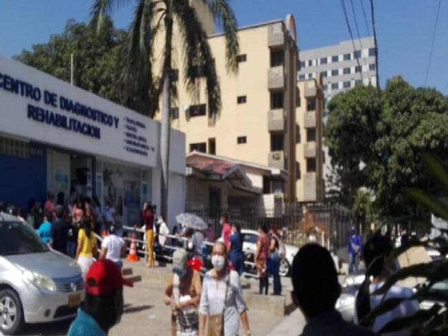 Filas a pleno sol en las afueras de la IPS Centro de Diagnóstico y Rehabilitación.