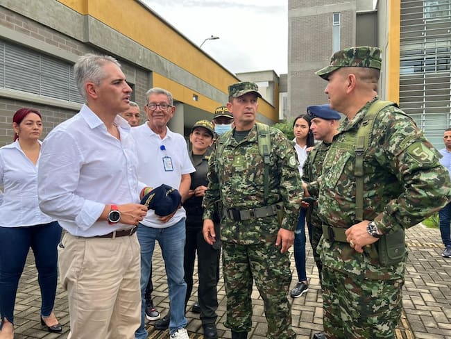 Gobernador Andrés Julián Rendón visitó los soldados heridos en ataque del EMC en Valdivia. Foto: Gobernación de Antioquia