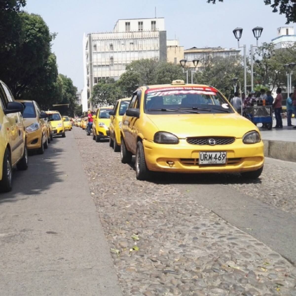Más de 100 taxis en Neiva se encuentran paralizados por falta de póliza