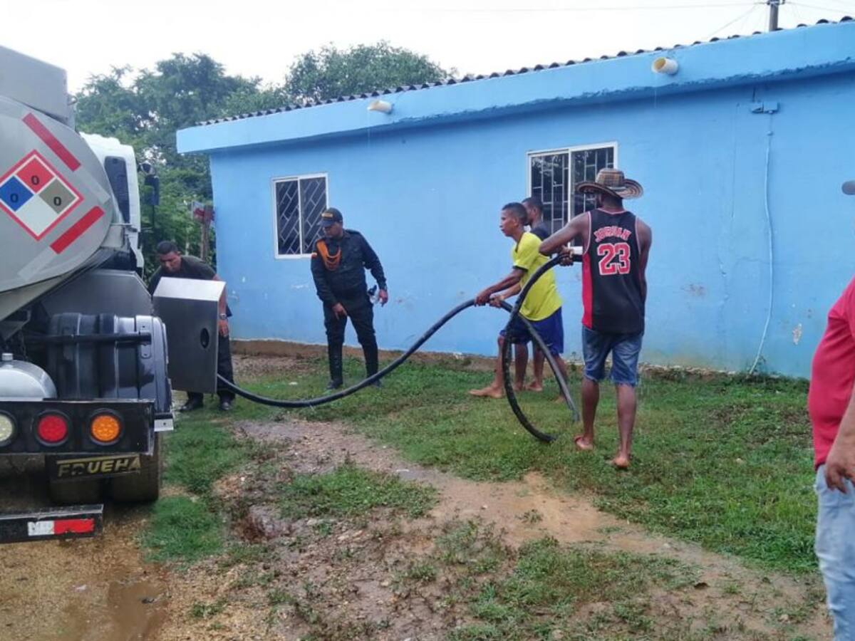 Policía ayuda a abastecer de agua a una vereda de Arjona, Bolívar