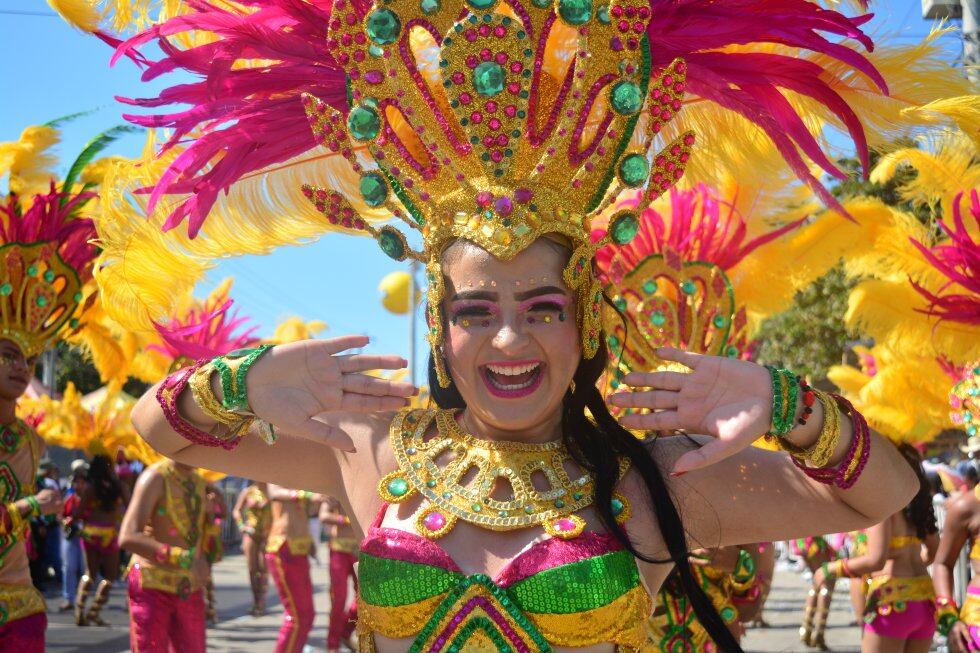 Cerca de 12.000 actores de 90 grupos folclóricos y 18 carrozas, hicieron de la Batalla de Flores una fiesta multicolor.