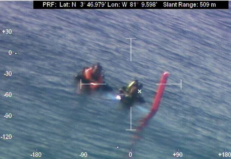 Momento del rescate de Hernán Rodríguez y Jorge Morales