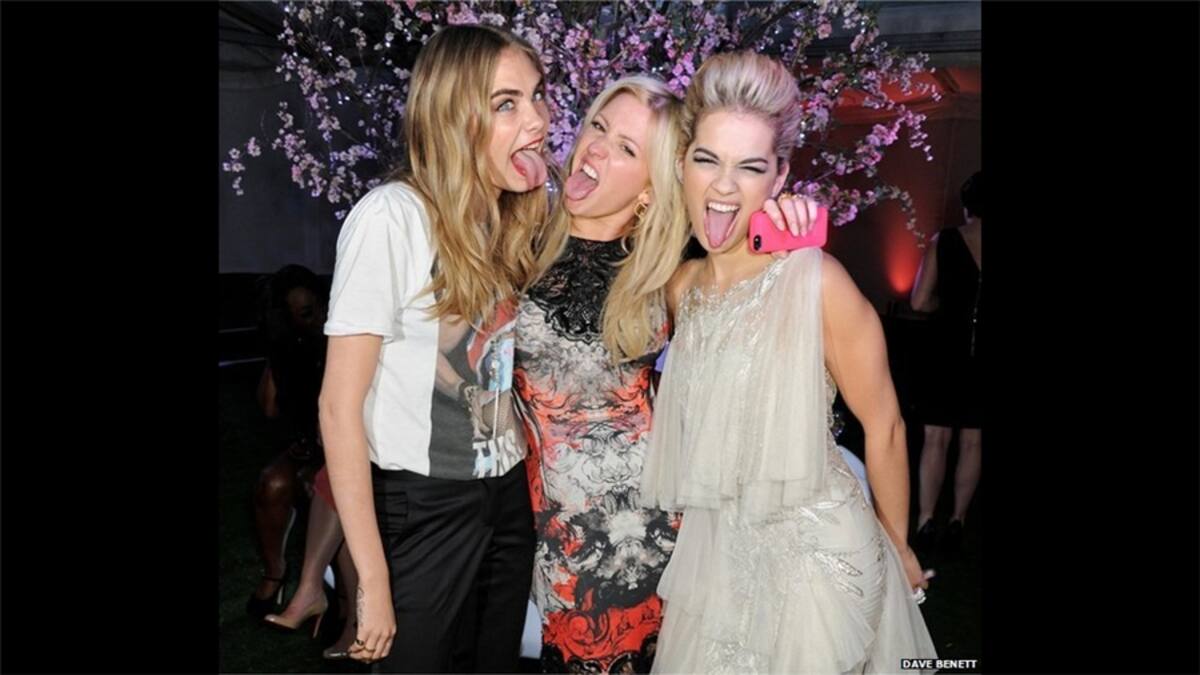 El Premio Getty al Fotógrafo del Año en la categoria de Realeza fue adjudicado al fotógrafo independiente Mark Steward por esta imagen de la las princesas Beatriz y Eugenia animando al caballo Estimate, propiedad de la reina, que finalmente triunfó en la Copa de Oro en la tradicional competencia hípica Royal Ascot.