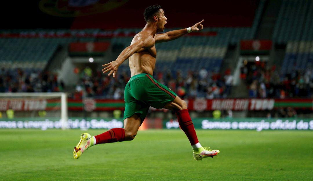 Cristiano Ronaldo festeja su gol 111 con Portugal y el de la victoria 2-1 ante Irlanda.