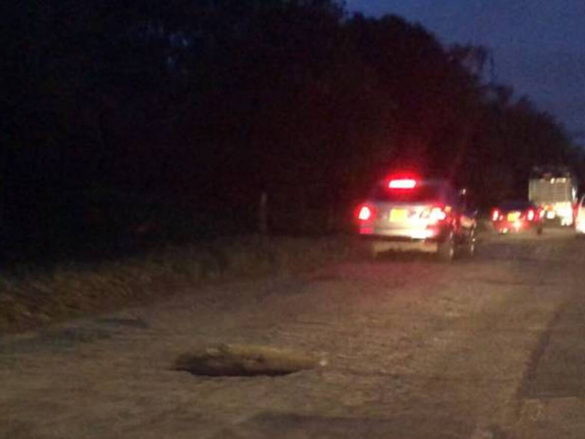 El hueco que explota las llantas de los carros en la Autopista Norte