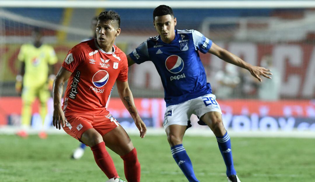 Rafael Carrascal y Stiven Vega disputan una pelota durante el último juego entre América y Millonarios.