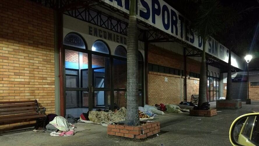 Venezolanos duermen en la puerta de la Terminal de Transportes de San Gil. Foto: Alejandra Rodríguez (W Radio)