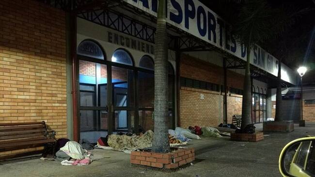 Venezolanos duermen en la puerta de la Terminal de Transportes de San Gil. Foto: Alejandra Rodríguez (W Radio)