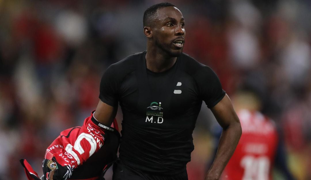 Julián Quiñones festeja su gol en tiempo de reposición ante las Chivas.