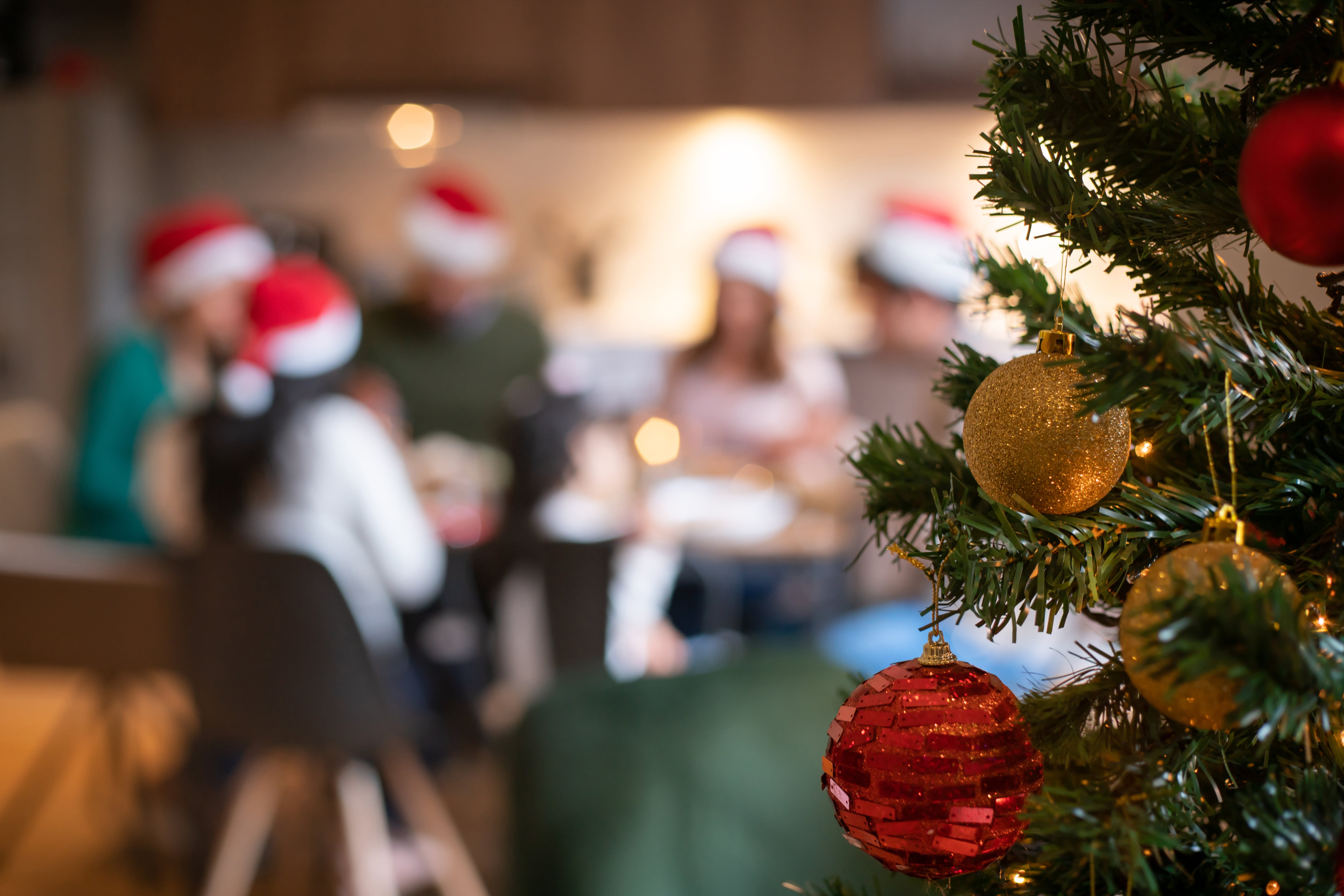 Close-up familia celebrando Navidad (Getty Images)