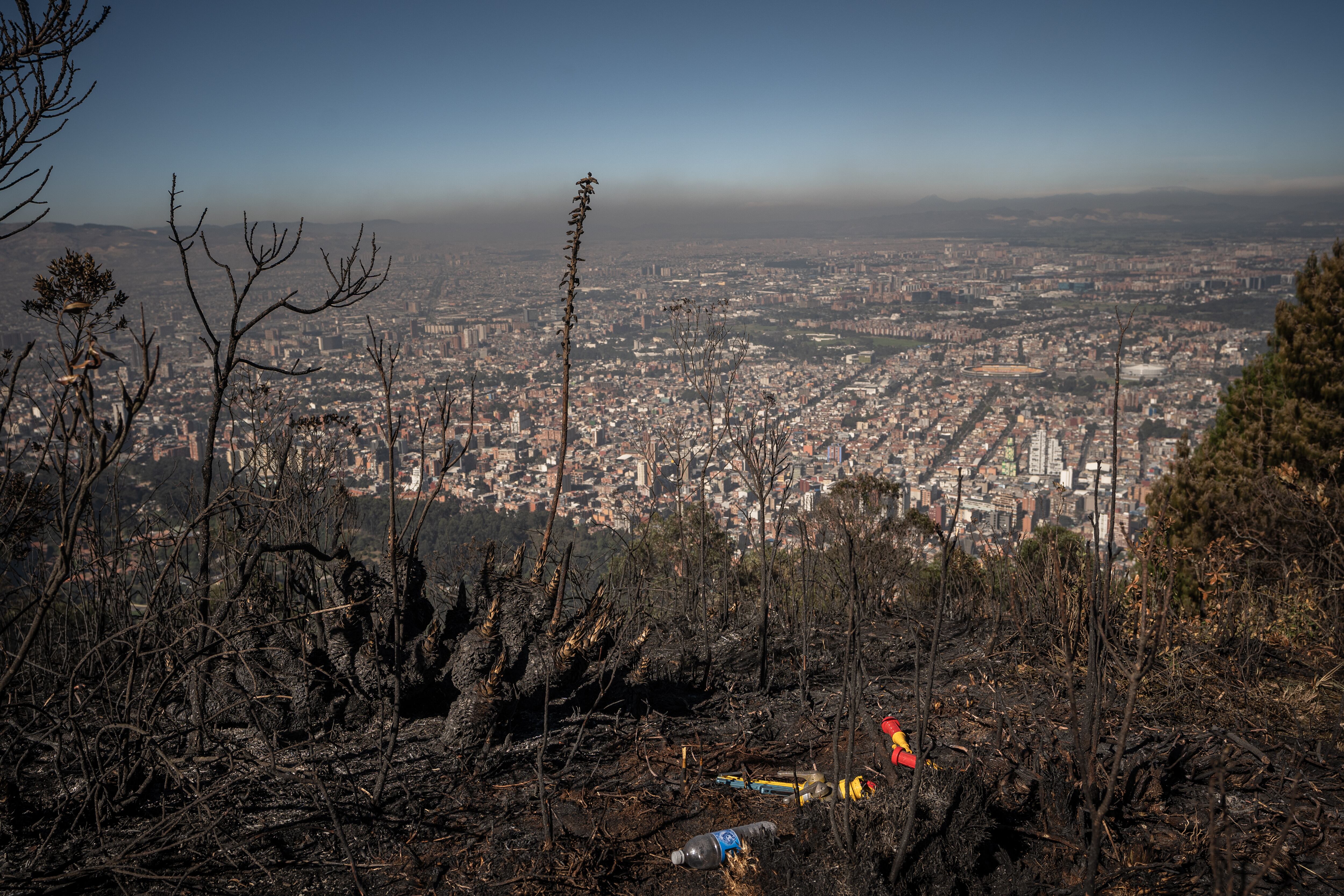 Vegetación quemada en la cima de las colinas orientales de Bogotá en las cercanías de la “Quebrada La Vieja”. Foto: Diego Cuevas/Getty Images