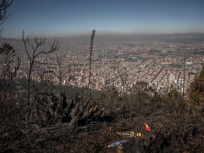 Vegetación quemada en la cima de las colinas orientales de Bogotá en las cercanías de la “Quebrada La Vieja”. Foto: Diego Cuevas/Getty Images
