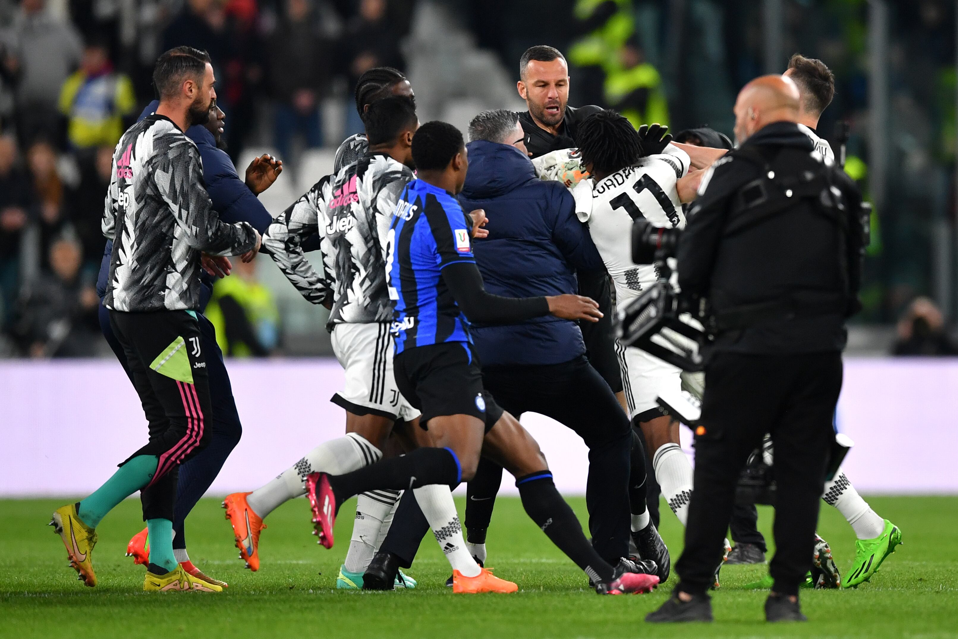 Cuadrado se enfrenta al portero Handanovic al final del partido. (Photo by Valerio Pennicino/Getty Images)