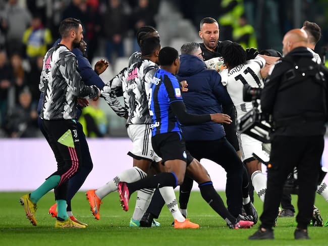 Cuadrado se enfrenta al portero Handanovic al final del partido. (Photo by Valerio Pennicino/Getty Images)