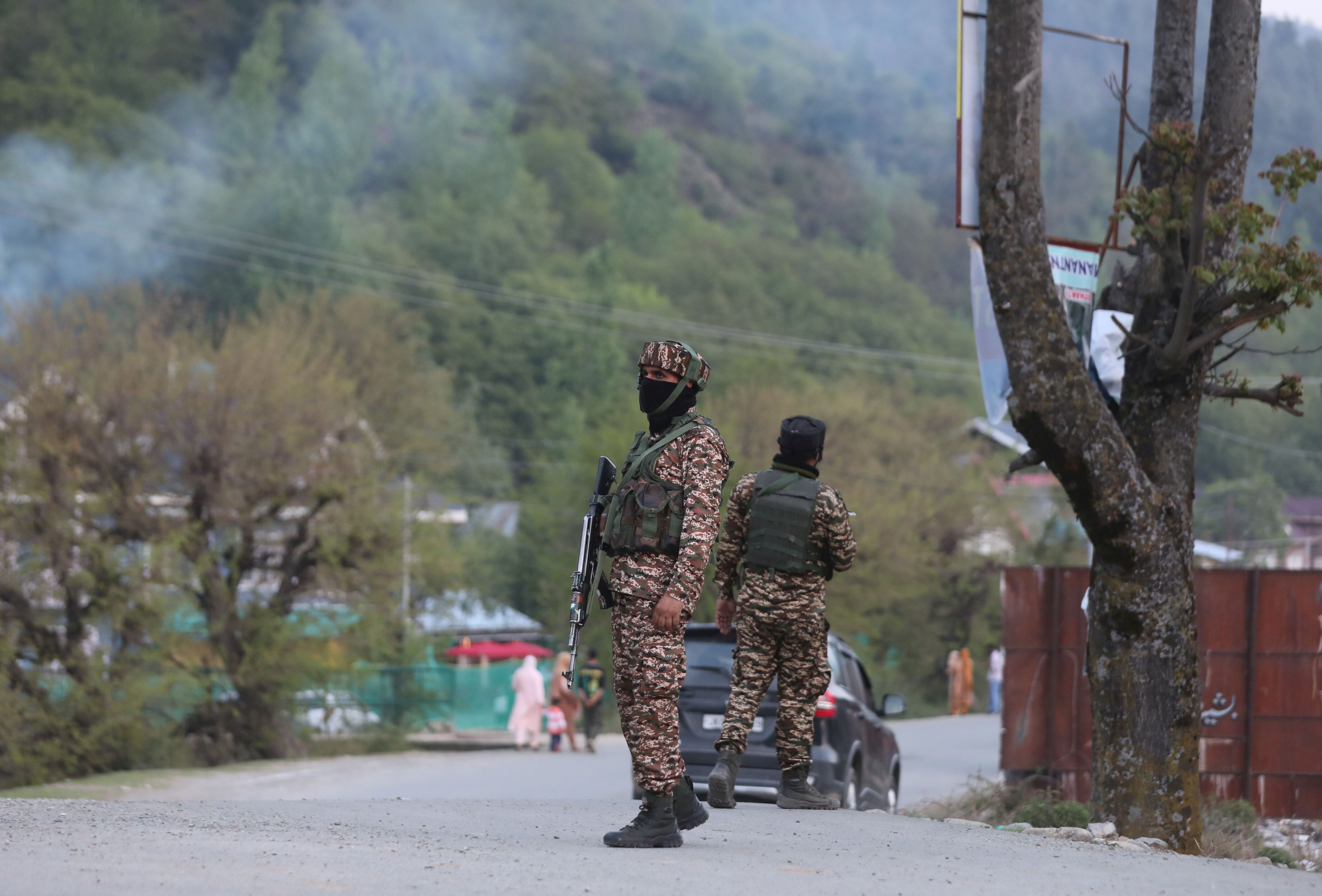Aishmuqam (India), 22/04/2025.- Indian paramilitary soldiers stand guard at Anantnag Pahalgam road in Aishmuqam, south of Srinagar, India, 22 April 2025. Suspected terrorists opened fire on a group of tourists in Pahalgam, a popular tourist destination and hill station. EFE/EPA/FAROOQ KHAN