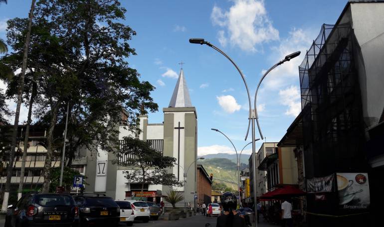 Facebook Caracol radio Armenia 1150am Tw @caracolRArmenia línea WhatsApp 3155681277