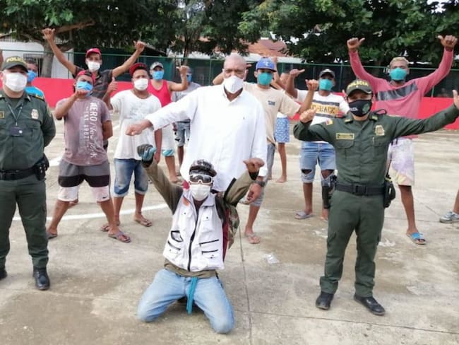 Jóvenes adecúan cancha con apoyo de la Policía en Mahates, Bolívar