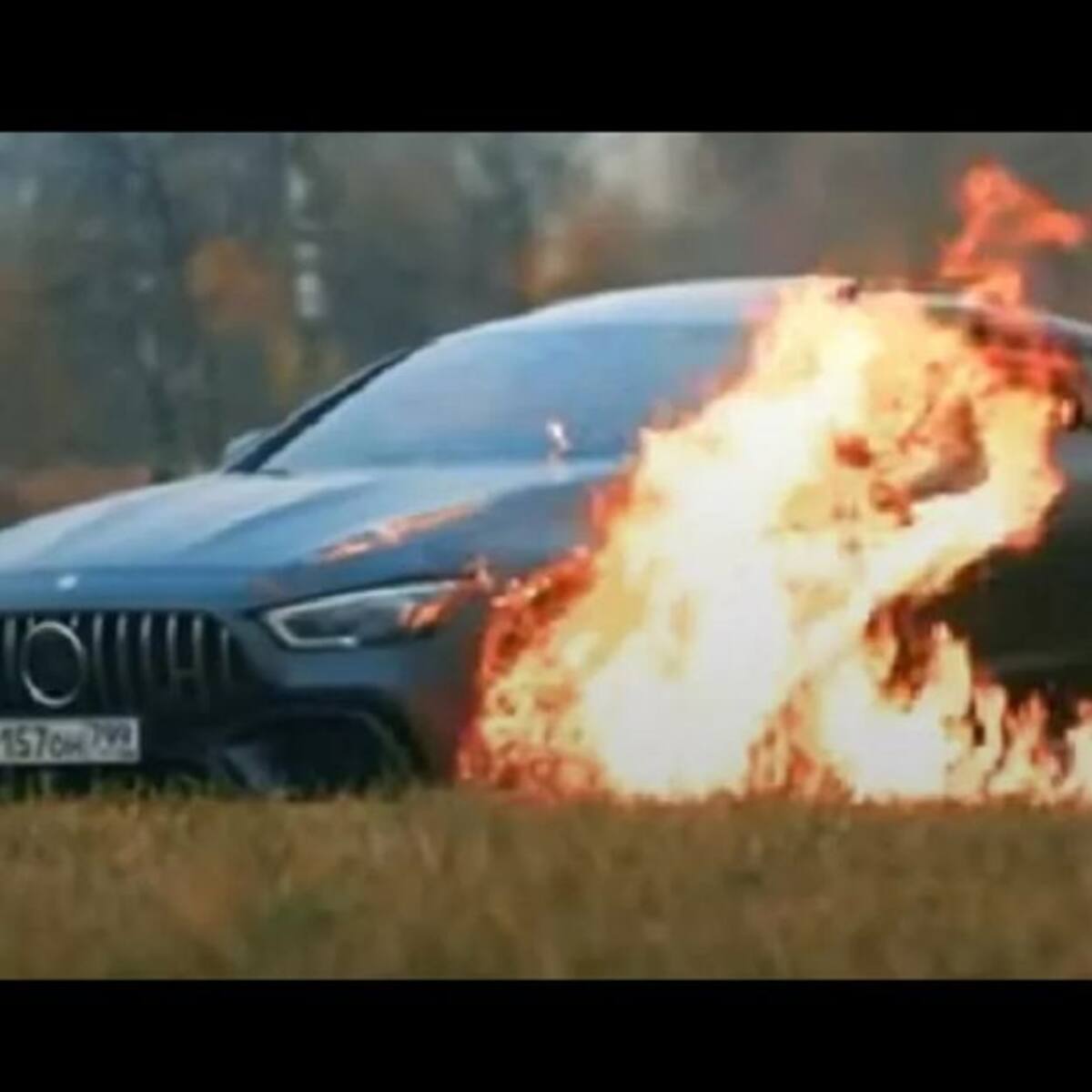 Un bloguero ruso quema su Mercedes valorado en unos $647 millones (VIDEO)