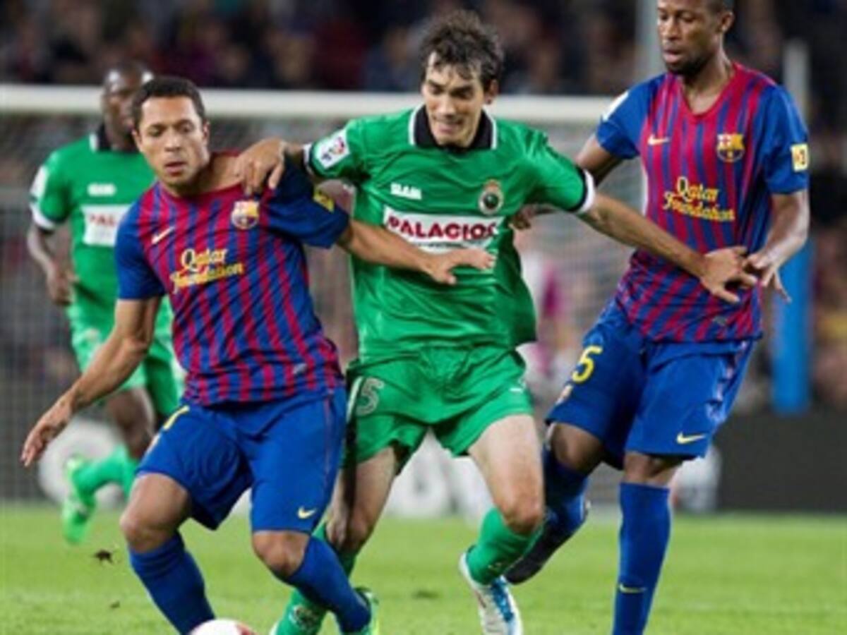 Barcelona venció 3-0 al Racing y se mantiene líder en España