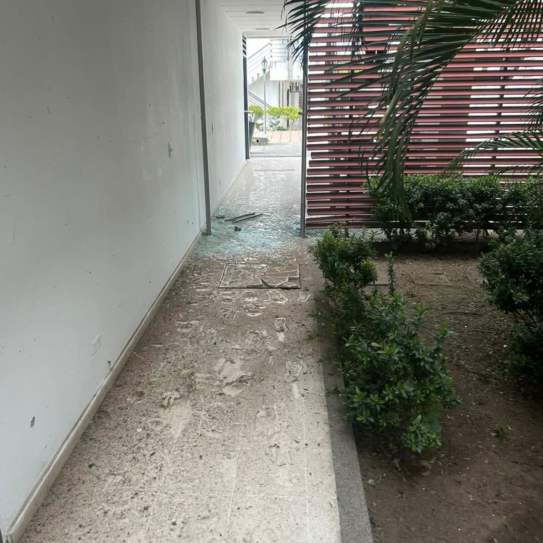 Así quedó la estación de Policía de Aipe tras el ataque con explosivo registrado durante la tarde de este lunes. Foto Redes Sociales 