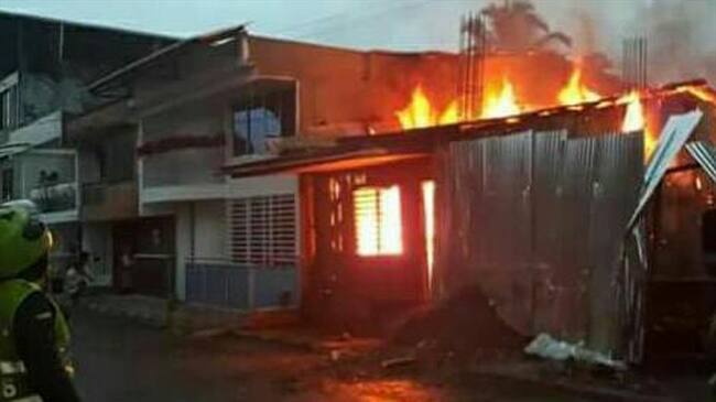 El incendio habría sido causado por un cortocircuito en el inmueble. Foto: Bomberos Buenaventura