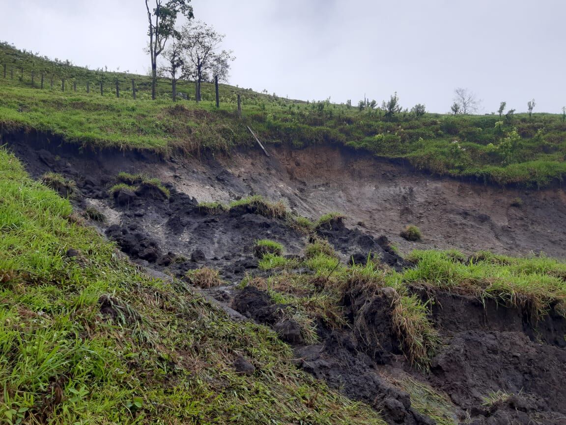 Deslizamientos afectan la vía Villarrica - Cunday en el oriente del Tolima.