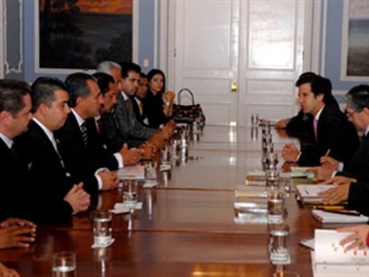 Comisión Asesora expresa extrañeza por el silencio de los países amigos ante amenazas de Chávez