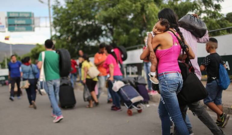 Venezolanos cruzando la frontera.